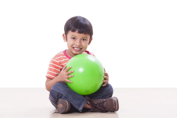 Schattige kleine jongen groene bal spelen — Stockfoto