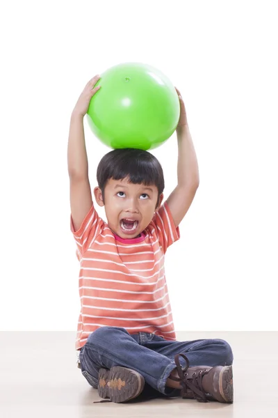 Mignon petit garçon jouant boule verte — Photo