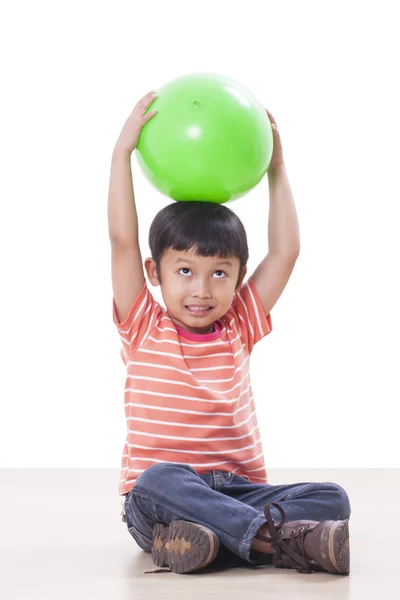 Söt liten pojke spelar grön boll — Stockfoto