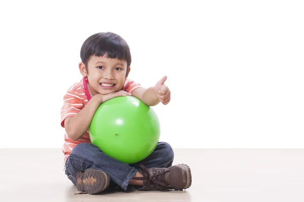 Söt liten pojke spelar grön boll — Stockfoto