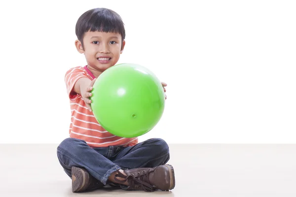 Söt liten pojke spelar grön boll — Stockfoto