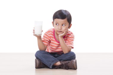 sevimli çocuk süt içme