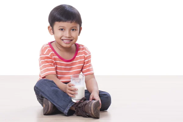 Süßer Junge trinkt Milch — Stockfoto