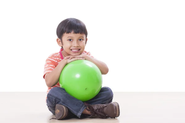 Mignon petit garçon jouant boule verte — Photo