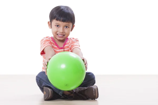 Söt liten pojke spelar grön boll — Stockfoto