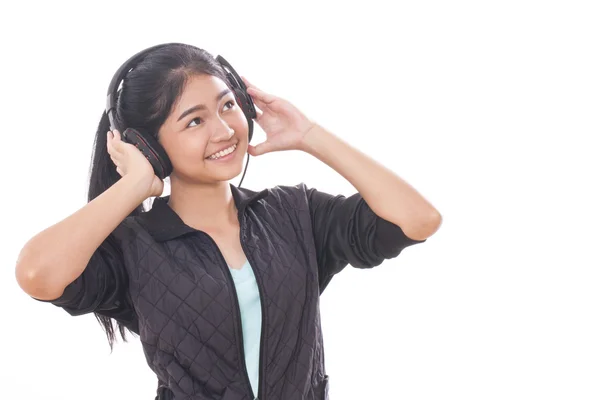 Junge Frau mit Kopfhörern hört Musik. — Stockfoto