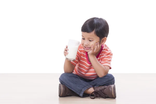 Lindo chico bebiendo leche — Foto de Stock