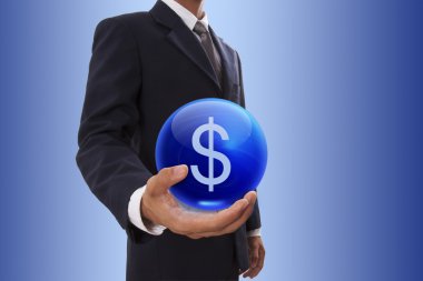 Dolar işareti simgesi olan mavi kristal top tutan işadamı el.