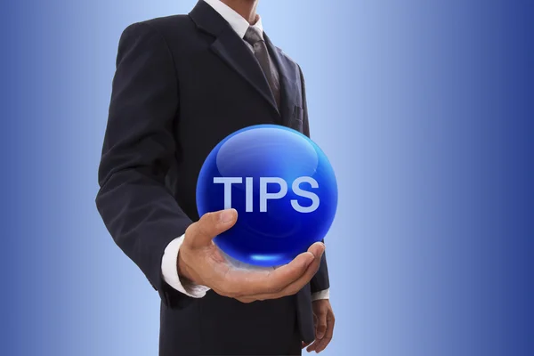 Zakenman hand met blauwe kristallen bol met tips woord. — Stockfoto