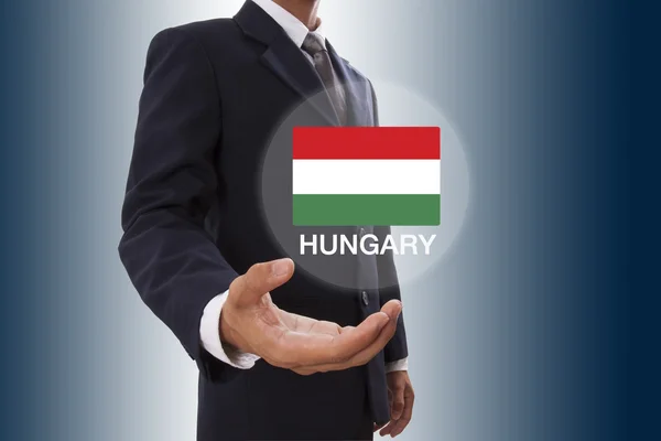 Tangan Pebisnis yang menampilkan Bendera Hongaria — Stok Foto