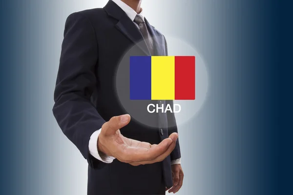Uomo d'affari mano che mostra bandiera Chad — Foto Stock