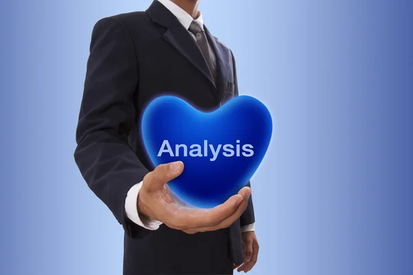 Geschäftsmann hält blaue Herzblase mit Analysewort — Stockfoto