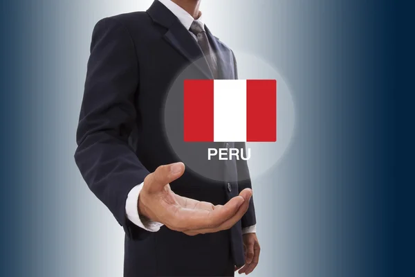 Рука бизнесмена показывает флаг Перу — стоковое фото