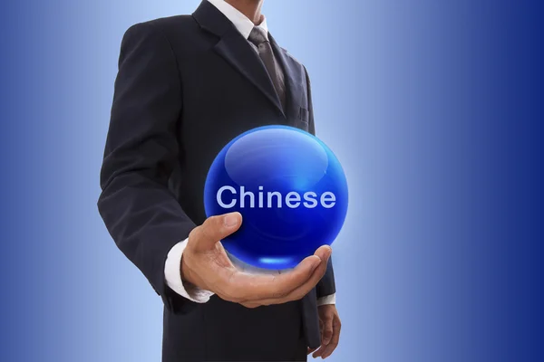Geschäftsmann Hand hält blaue Kristallkugel mit chinesischem Wort. — Stockfoto