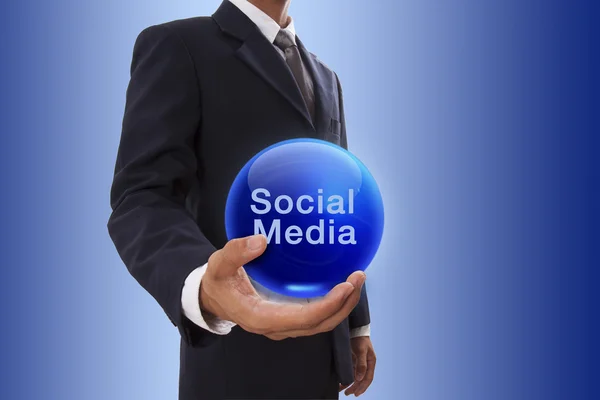 Geschäftsmann hält blaue Kristallkugel mit Social-Media-Wort — Stockfoto