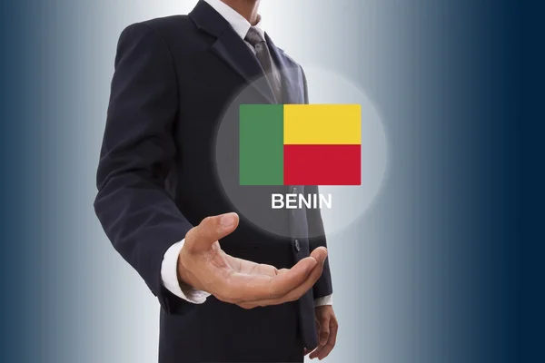 Benin bayrağı gösterilen işadamı el — Stok fotoğraf