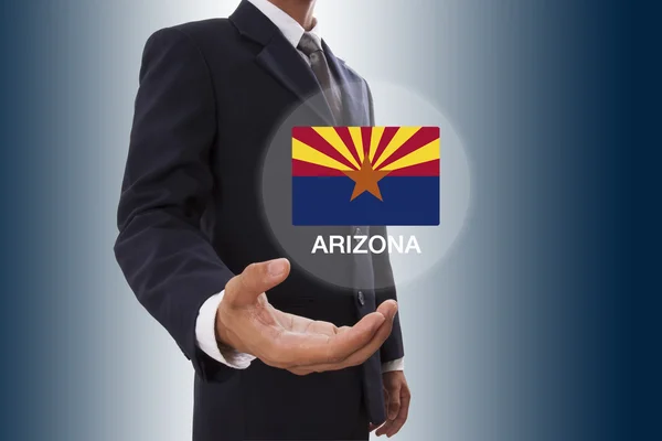 Affärsman hand visar Arizona flagga — Stockfoto