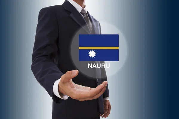 Main d'homme d'affaires montrant le drapeau de Nauru — Photo