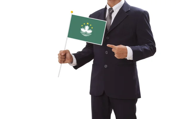 Бізнесмен в костюмі тримає прапор Макао — стокове фото