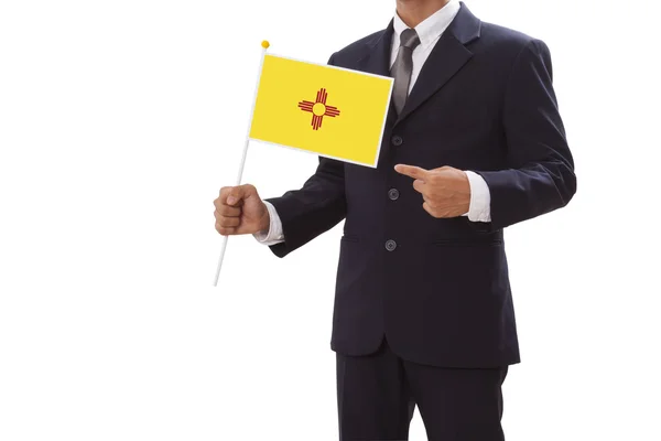 Affärsman i kostym holding New Mexico flagga — Stockfoto