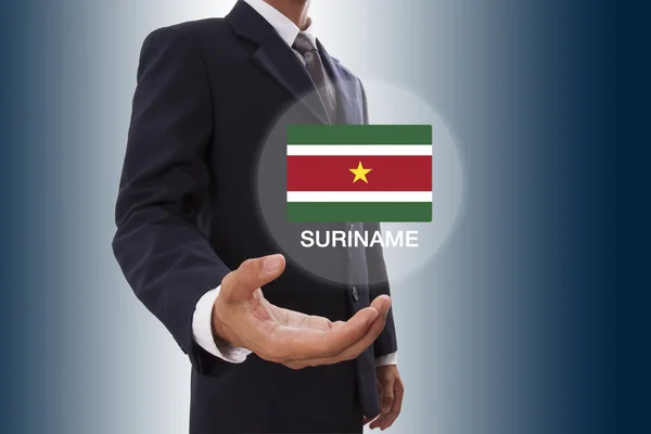 Empresario mano mostrando Bandera de Surinam — Foto de Stock