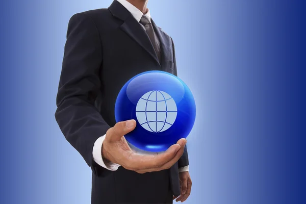 Geschäftsmann hält blaue Kristallkugel mit globalem Symbol in der Hand. — Stockfoto