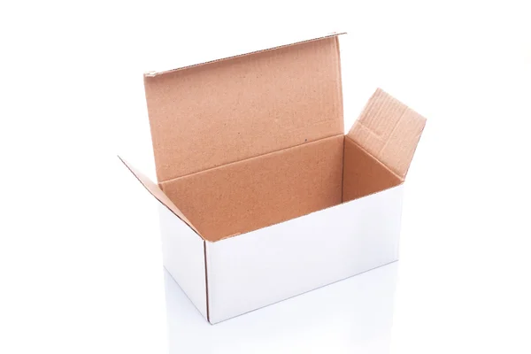 Caixa de papelão aberta em fundo branco — Fotografia de Stock