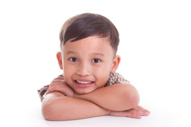 Şirin oğlan masada oturuyor