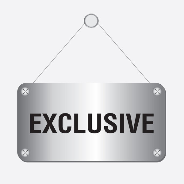 Серебряный металлический эксклюзивный знак висит на стене
