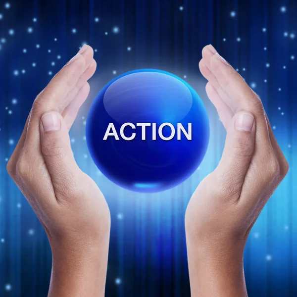 Mão mostrando bola de cristal azul com palavra de ação. conceito de negócio — Fotografia de Stock