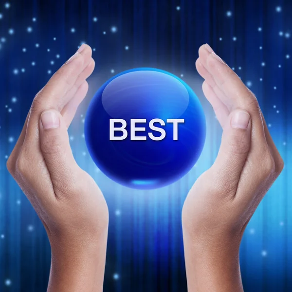 Mano mostrando bola de cristal azul con la mejor palabra. concepto de negocio —  Fotos de Stock