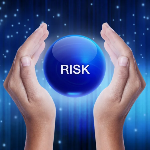 Ruce ukazují modré křišťálovou kouli s rizikem slovem. podnikatelský koncept — Stock fotografie