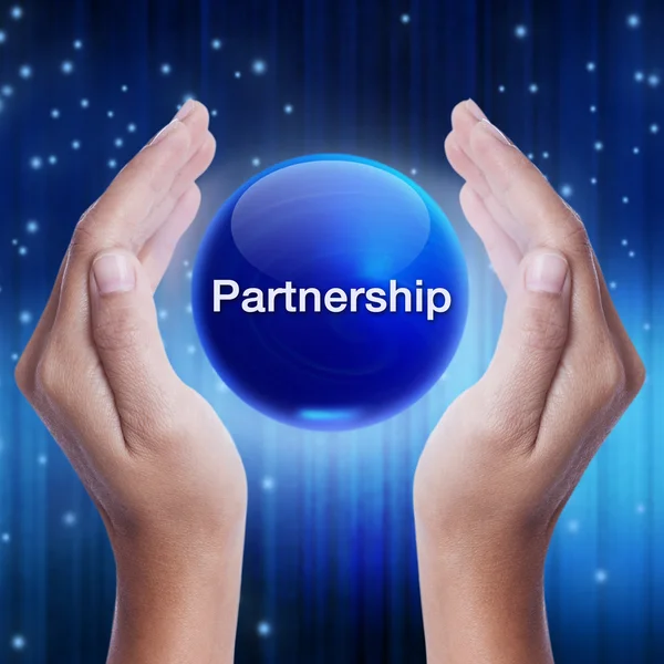 Mano mostrando sfera di cristallo blu con parola partnership. concetto di business — Foto Stock