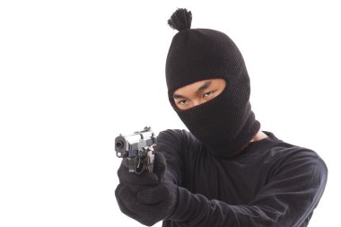 beyaz zemin üzerinde bir silahla maskeli adam
