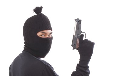 beyaz zemin üzerinde bir silahla maskeli adam