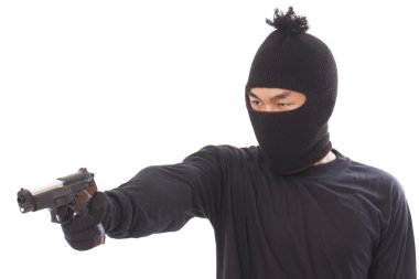 beyaz zemin üzerinde bir silahla maskeli adam
