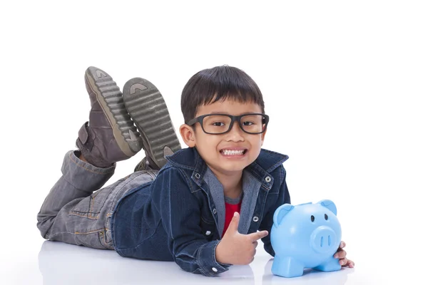貯金箱と小さな男の子 — ストック写真