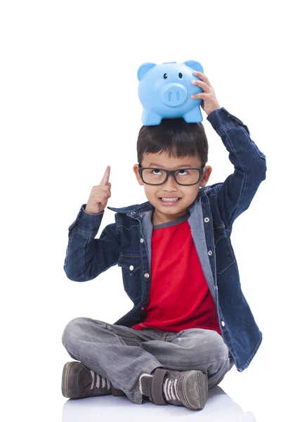 Kleine jongen met piggy bank — Stockfoto