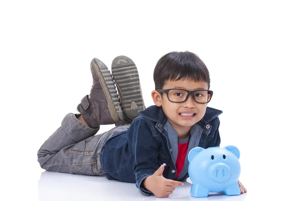 Pequeno menino com porquinho banco — Fotografia de Stock