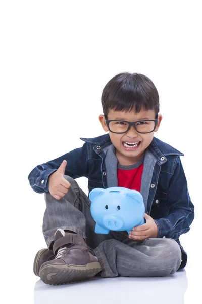 Kleiner Junge mit Sparschwein — Stockfoto