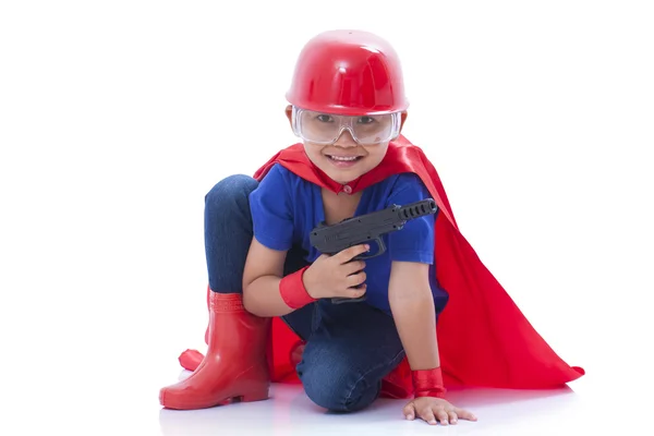 Kind gibt sich als Superheld mit Spielzeugpistole auf weißem Hintergrund aus — Stockfoto