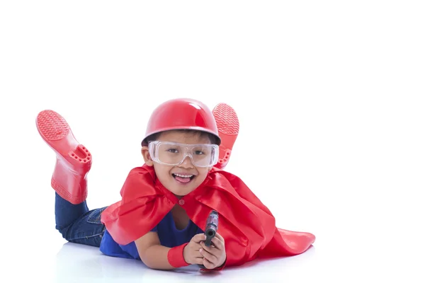 Дитина прикидається супергероєм з іграшковим пістолетом на білому тлі — стокове фото