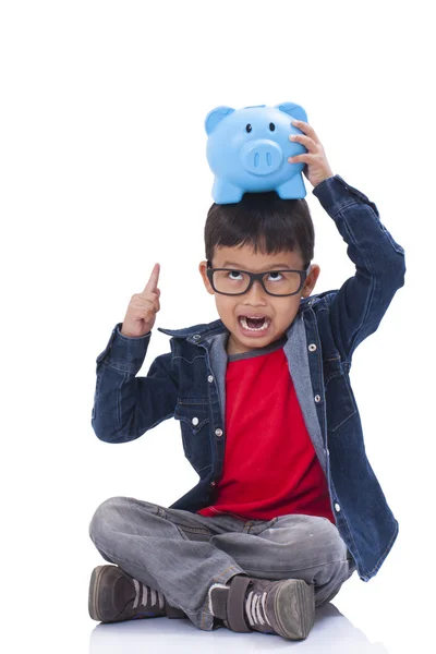 Kleiner Junge mit Sparschwein — Stockfoto