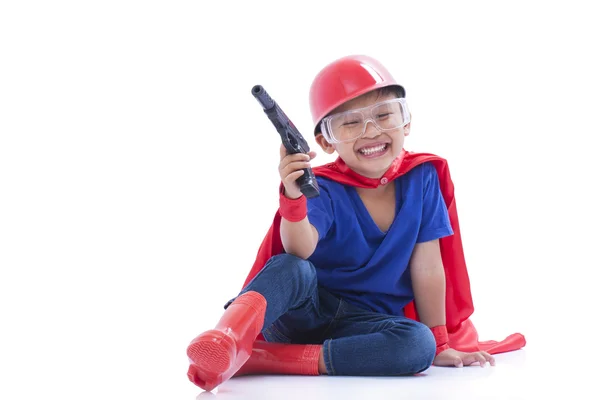 Criança fingindo ser um super-herói com arma de brinquedo no fundo branco — Fotografia de Stock