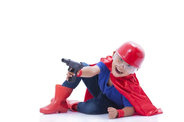 Criança fingindo ser um super-herói com arma de brinquedo no fundo branco — Fotografia de Stock