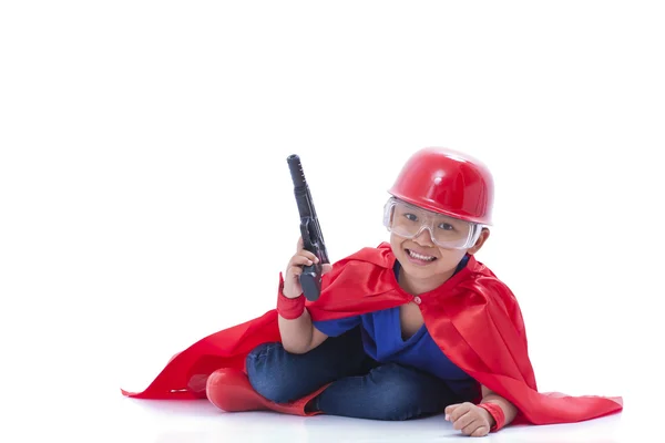 Criança fingindo ser um super-herói com arma de brinquedo no fundo branco — Fotografia de Stock