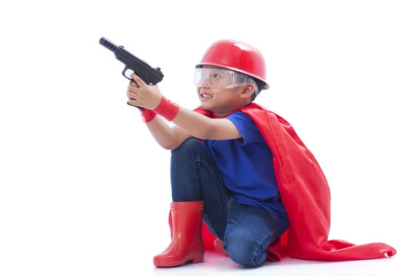 Enfant prétendant être un super-héros avec pistolet jouet sur fond blanc — Photo