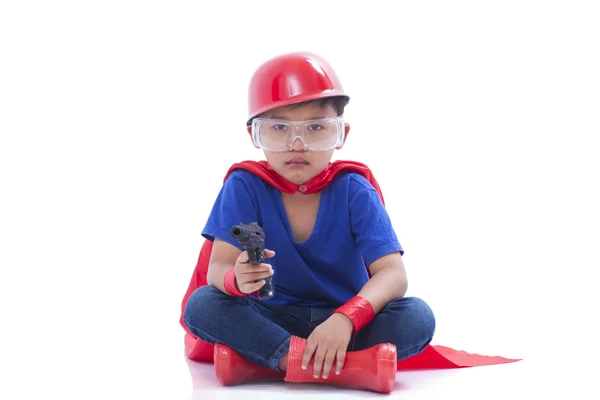 Kind gibt sich als Superheld mit Spielzeugpistole auf weißem Hintergrund aus — Stockfoto
