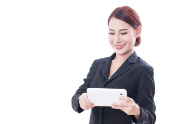 Beyaz arka plan üzerinde izole tablet kullanan genç iş kadın portresi