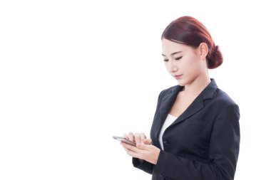Bir cep telefonu kullanarak genç iş kadını portresi
